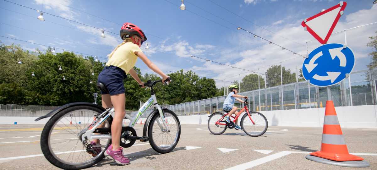 Zwei Velofahrer*innen im Verkehrspark Weyermannshaus