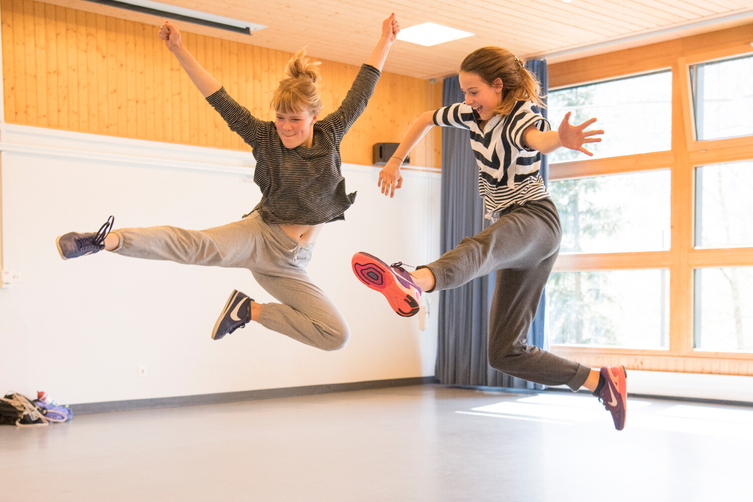 Zwei Mädchen beim Tanzen