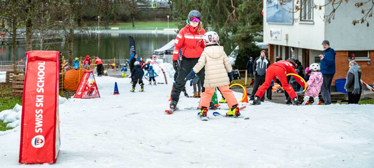 Kinder und Erwachsene auf der Skipiste im Weyermannshaus