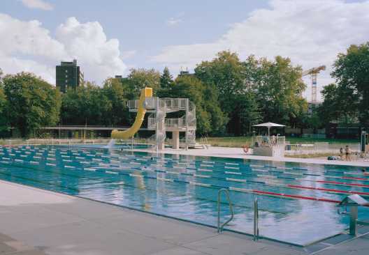 Grosses Schwimmbecken im Freibad Wyler