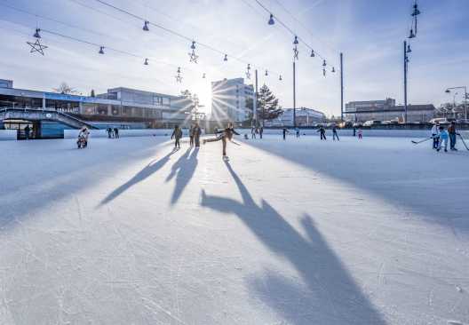 Personen auf der Kunsteisbahn Weyermannshaus