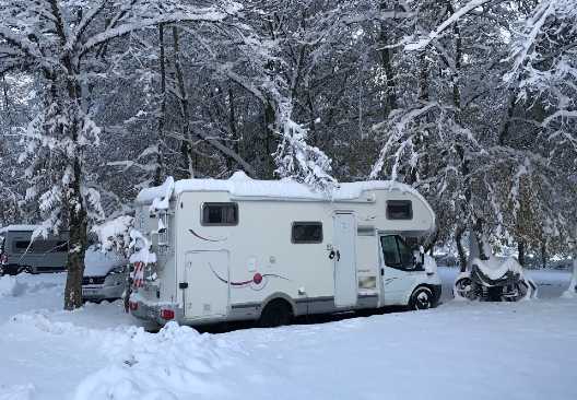Wohnmobil im Schnee auf dem Campingplatz Eichholz