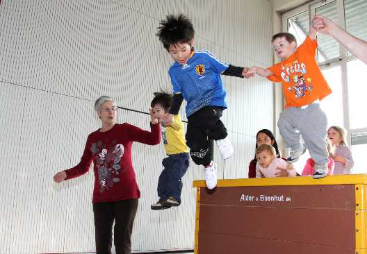 Kinder in der Turnhalle