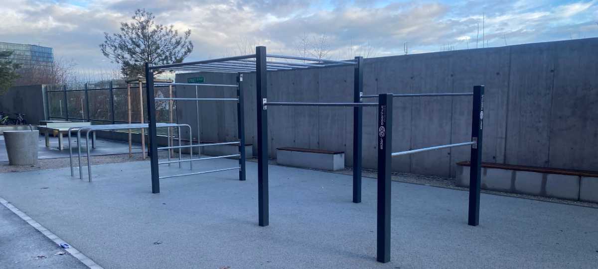 Streetworkoutanlage vor der Volksschule Baumgarten