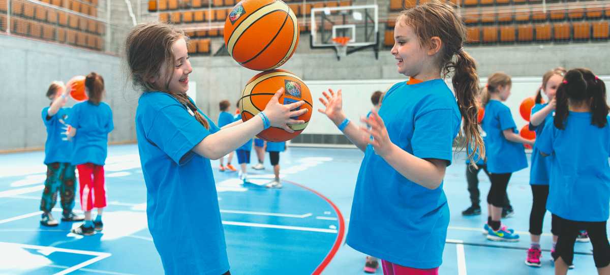 Mädchengruppe beim Ballsport