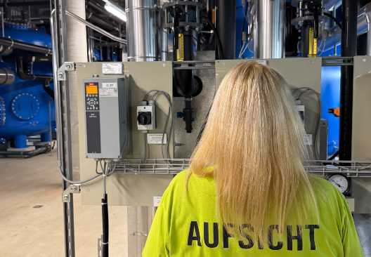 Badmeisterin im Technikraum