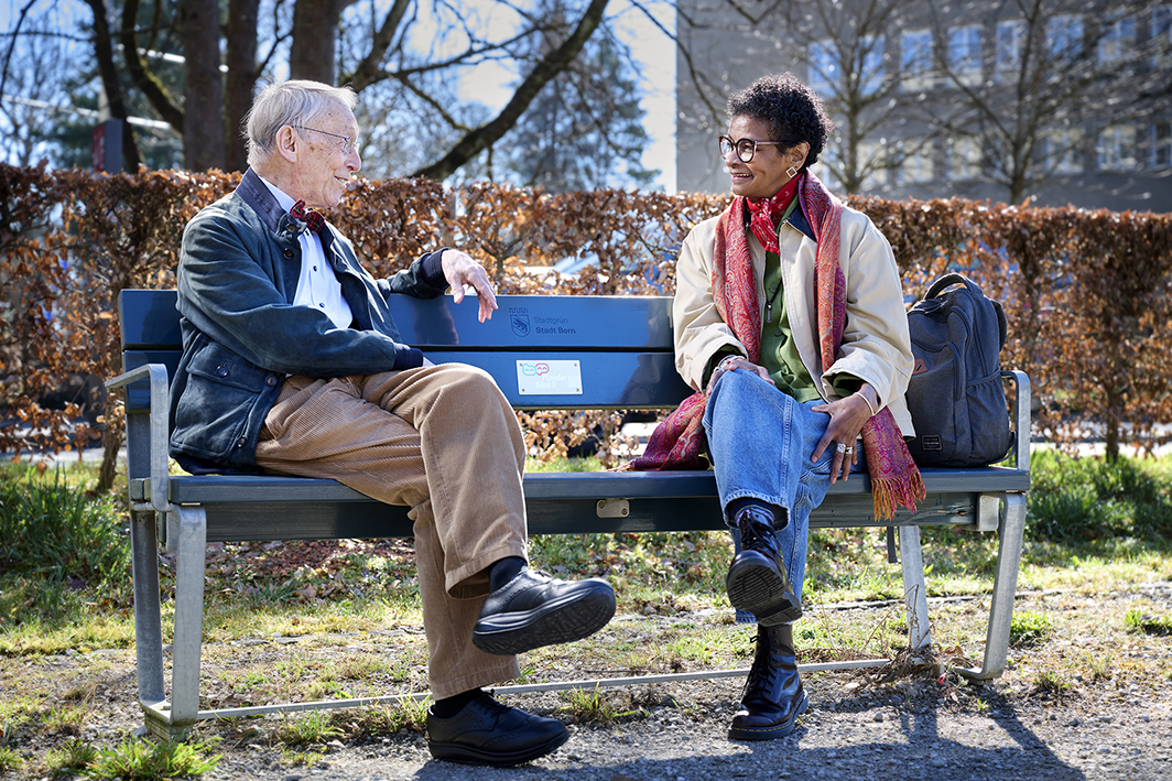 C. Chappuis und T. Leite im Gespräch auf dem Plauderbänkli